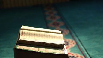 Al-Qur'an terbuka di atas meja