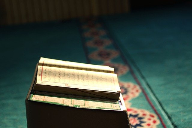 Al-Qur'an terbuka di atas meja